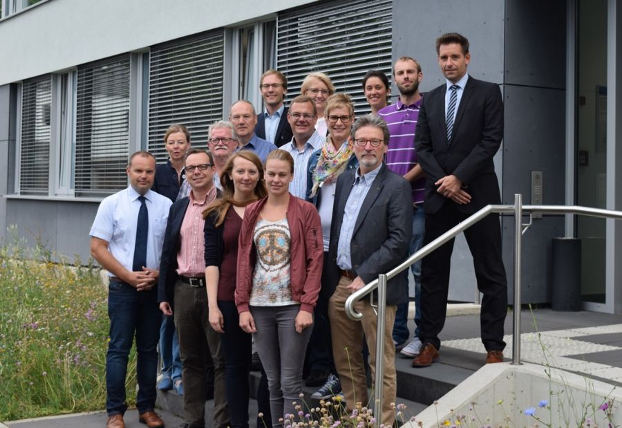 Setzen sich für den Ausbau des Breitbandnetzes im Kreisgebiet Paderborn ein (von links): Jens Kamp (Breitbandbeauftragter, Stadt Paderborn), Annette Förster (Breitbandbeauftragte, Stadt Paderborn), David Tyler (Breitbandbeauftragter, Stadt Bad Lippspringe), Paul Hils (Breitbandbeauftragter, Gemeinde Hövelhof), Johanna Jablonski (Breitbandbeauftragte, Gemeinde Borchen), Herbert Pennig (Breitbandbeauftragte, Stadt Lichtenau), Daniel Nölkensmeier (Breitbandbeauftragter, Kreis Paderborn), Laura Rieksmeier (Breitbandbeauftragte, Stadt Salzkotten), Martin Westermeier (Breitbandbeauftragter, Stadt Salzkotten), Annette Mühlenhoff (Leiterin der Servicestelle Wirtschaft, Kreis Paderborn), Kristina Steins (Breitbandbeauftragte, Gemeinde Altenbeken), Peter Leichter (Breitbandbeauftragter, Stadt Bad Wünnenberg), Désirée Hückelheim (Breitbandkoordinatorin, Kreis Paderborn), Philipp Wittbecker (Breitbandbeauftragter, Bad Lippspringe) und Sven Butler (Breitband.NRW). (Foto: Amt für Presse- und Öffentlichkeitsarbeit, Kreis Paderborn, Ulrike Sander) Setzen sich für den Ausbau des Breitbandnetzes im Kreisgebiet Paderborn ein (von links): Jens Kamp (Breitbandbeauftragter, Stadt Paderborn), Annette Förster (Breitbandbeauftragte, Stadt Paderborn), David Tyler (Breitbandbeauftragter, Stadt Bad Lippspringe), Paul Hils (Breitbandbeauftragter, Gemeinde Hövelhof), Johanna Jablonski (Breitbandbeauftragte, Gemeinde Borchen), Herbert Pennig (Breitbandbeauftragte, Stadt Lichtenau), Daniel Nölkensmeier (Breitbandbeauftragter, Kreis Paderborn), Laura Rieksmeier (Breitbandbeauftragte, Stadt Salzkotten), Martin Westermeier (Breitbandbeauftragter, Stadt Salzkotten), Annette Mühlenhoff (Leiterin der Servicestelle Wirtschaft, Kreis Paderborn), Kristina Steins (Breitbandbeauftragte, Gemeinde Altenbeken), Peter Leichter (Breitbandbeauftragter, Stadt Bad Wünnenberg), Désirée Hückelheim (Breitbandkoordinatorin, Kreis Paderborn), Philipp Wittbecker (Breitbandbeauftragter, Bad Lippspringe) und Sven Butler (Breitband.NRW). (Foto: Amt für Presse- und Öffentlichkeitsarbeit, Kreis Paderborn, Ulrike Sander)